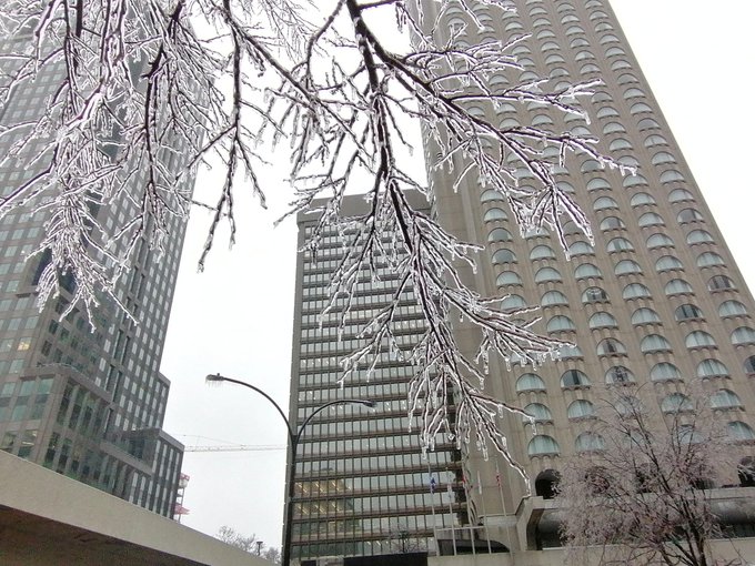 Tormenta de hielo deja sin electricidad a más de medio millón de hogares en Canadá