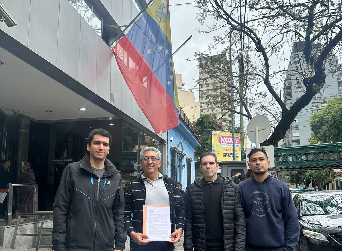 Venezolanos exigieron ante la Embajada en Argentina la apertura del registro en el exterior