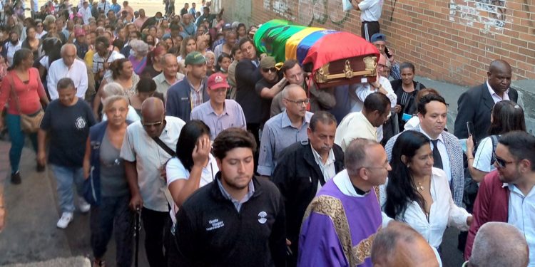 EN IMÁGENES: mirandinos dieron el último adiós a Enrique Mendoza en el casco colonial de Petare