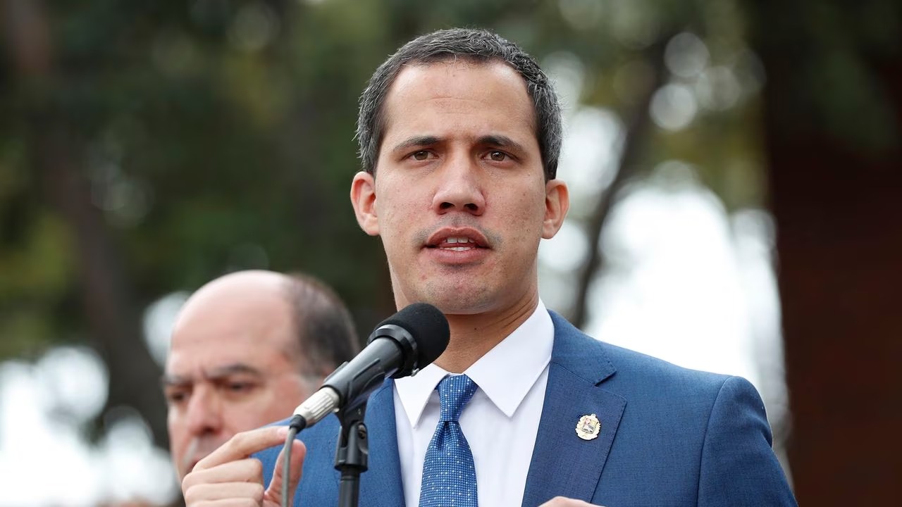 Semana: Gobierno de Petro envía en un avión a Juan Guaidó a EEUU; su familia está en riesgo en Caracas