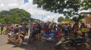 Mineros mantienen cerrada la Troncal 10 en Bolívar desde hace más de dos días
