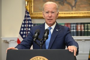 “No hay sitio para el supremacismo blanco”: Biden condenó el ataque armado en Jacksonville