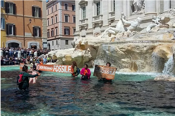 La Justicia italiana investiga a los activistas que tiñeron de negro la Fontana di Trevi