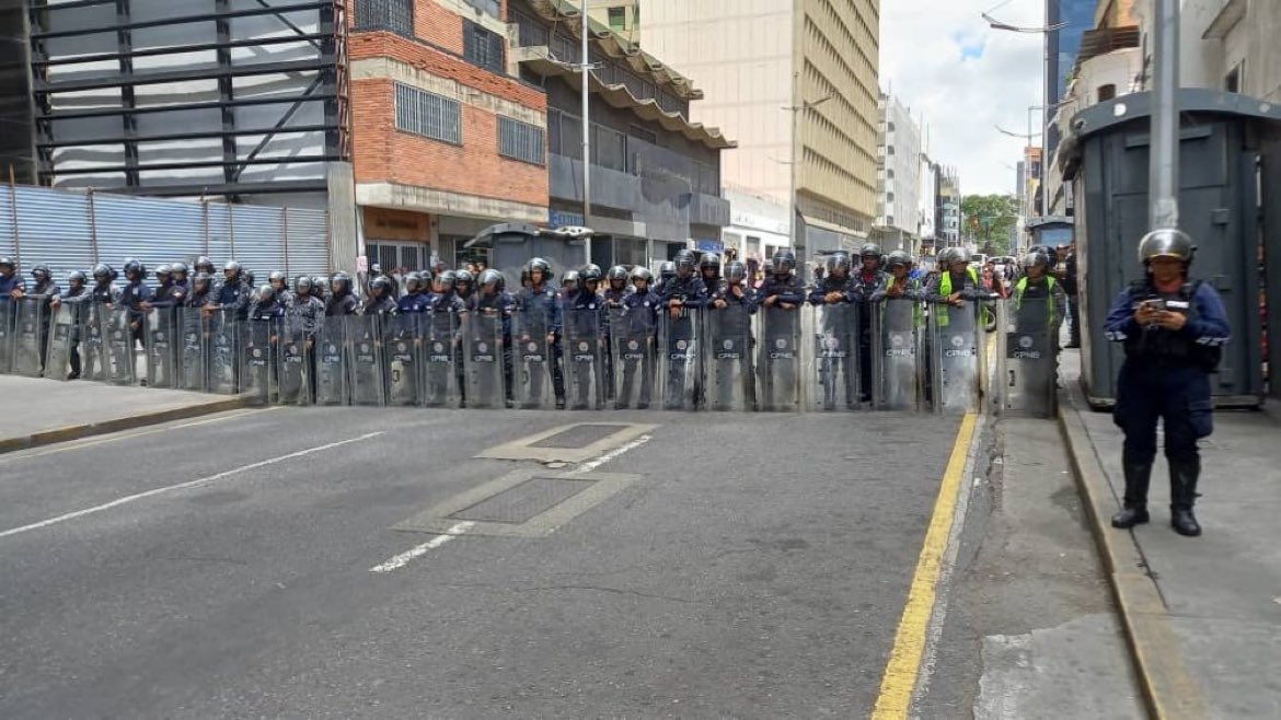 La FOTO: piquete de la PNB a la espera de los jubilados que protestan contra el “exterminio” de Maduro este #29May