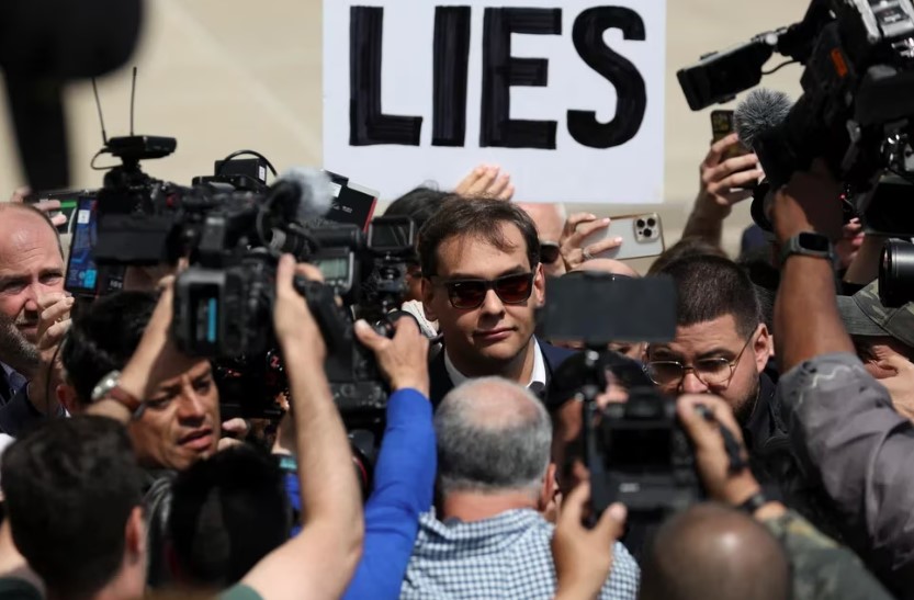 La extensa lista de mentiras y estafas de George Santos, el polémico congresista republicano arrestado por fraude