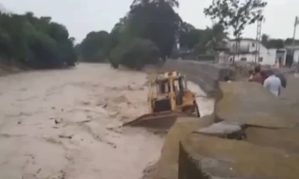 Río Socopó por poco se traga una máquina que construía muro de contención (VIDEO)