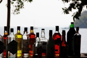 Influencer murió en plena transmisión en VIVO: se dispuso a beber al menos siete botellas de licor como reto