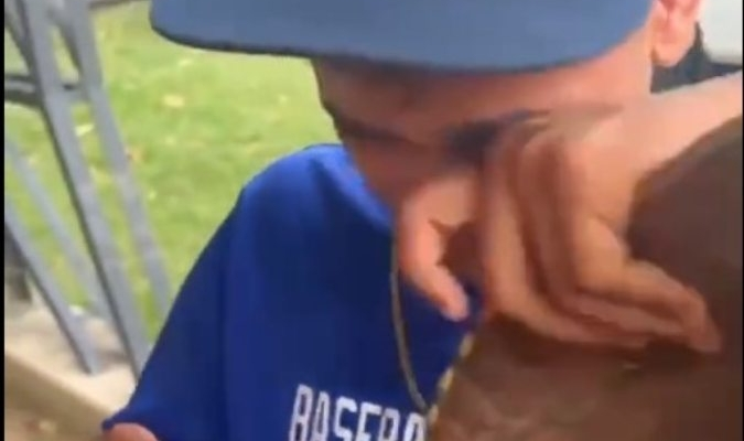 Conmovedor: pitcher venezolano avisa entre lágrimas a su madre que firmó por Medias Blancas de Chicago (VIDEO)