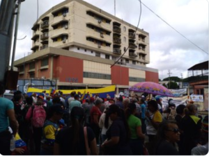 Jubilados y pensionados exigieron sus derechos frente a la sede del Ivss en Ciudad Bolívar este #29May (Fotos)