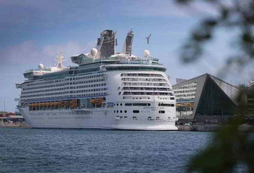 Escándalo en famoso crucero de Miami: Hombre instaló cámara oculta en uno de los baños