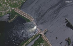 Zelenski condena el “terrorismo” ruso tras la destrucción de una central hidroeléctrica