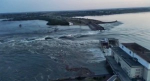 VIDEO: La destrucción de la represa de Kajovka dejó a tres soldados rusos indefensos y atrapados en un árbol
