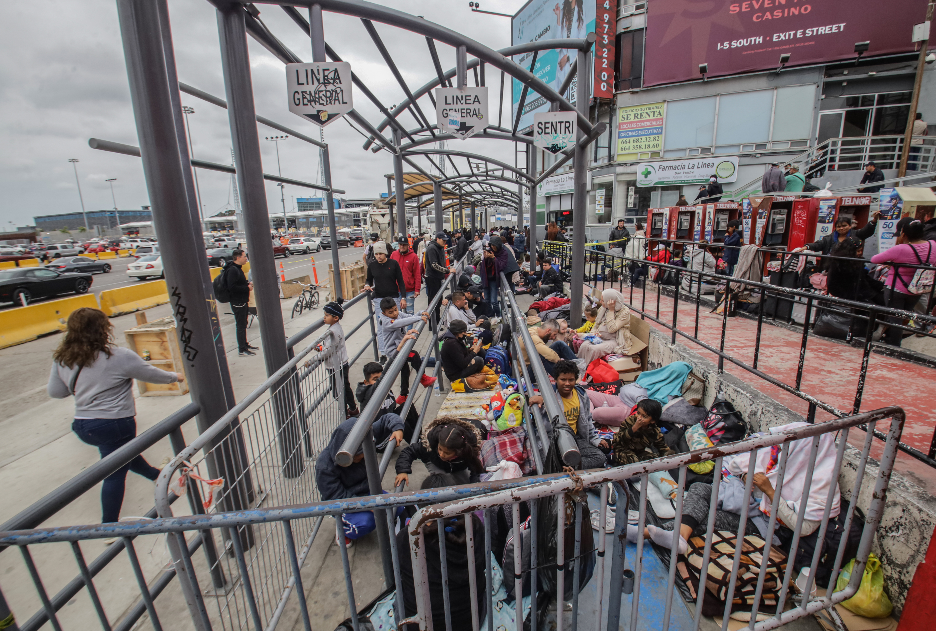 Aumenta llegada de migrantes a la ciudad mexicana de Tijuana y EEUU los recibe a cuentagotas