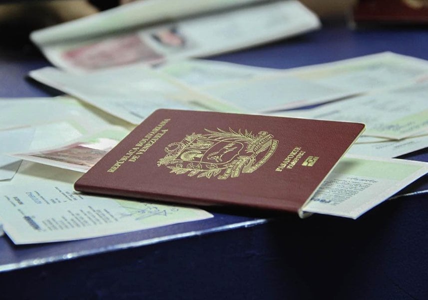 Hijos de migrantes sufren lejanía de sus padres y la imposibilidad de acceder al pasaporte en Venezuela