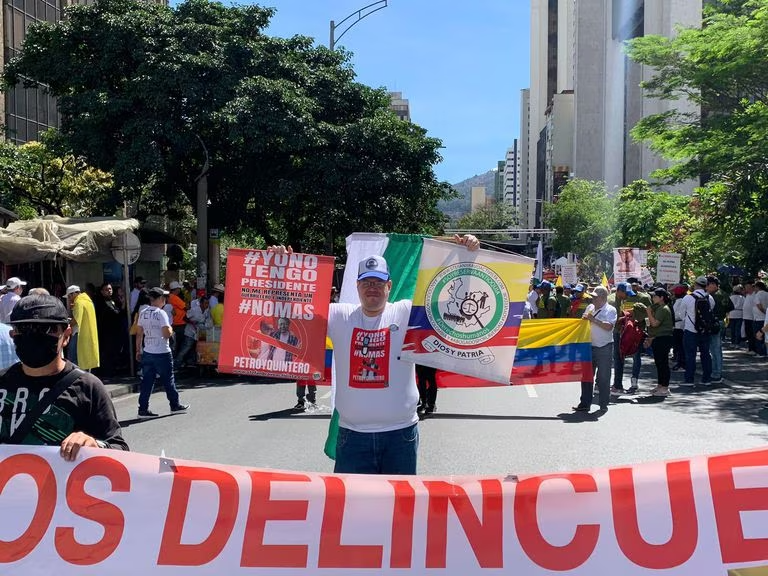 Colombianos abarrotan las calles en rechazo a Petro y sus reformas (IMÁGENES)