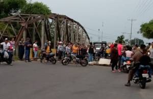 Trancan carretera Panamericana entre Mérida y Zulia en protesta por retraso en despacho de combustible