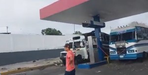Caos en Barquisimeto: Autobús explotó en estación de servicio mientras le surtían combustible (VIDEO)
