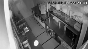 VIDEO: Captaron presencia fantasmal en la cocina de su trabajo… cámaras de seguridad no perdieron ningún detalle
