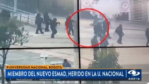 El tenebroso video que muestra como un policía antidisturbios en Colombia es impactado por un artefacto explosivo