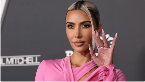 El revuelo que causó Kim Kardashian en redes al momento de sacarse la foto de su licencia de conducir