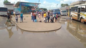 Transportistas sufren para trabajar entre aguas estancadas en El Viñedo, Anzoátegui