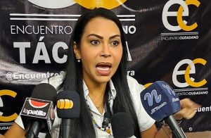 Delsa Solórzano acusa al presidente Petro de actuar como canciller de Maduro