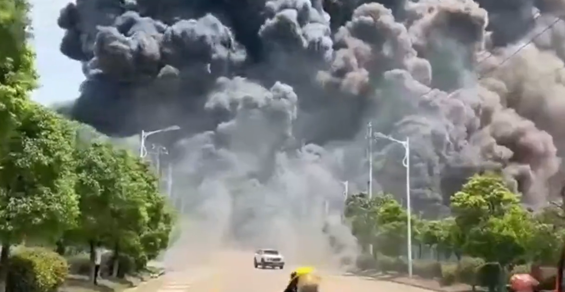 Pánico y evacuaciones en China por impresionante incendio en una planta química (VIDEO)