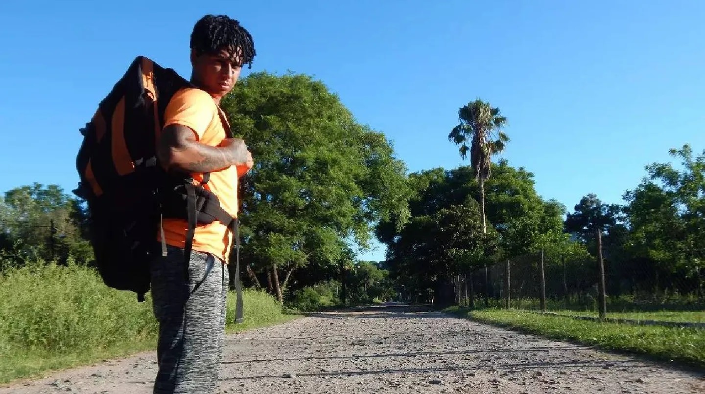 Miguel, el músico venezolano que llegó caminando a Argentina y sueña con hacer una sesión con Bizarrap (VIDEO)