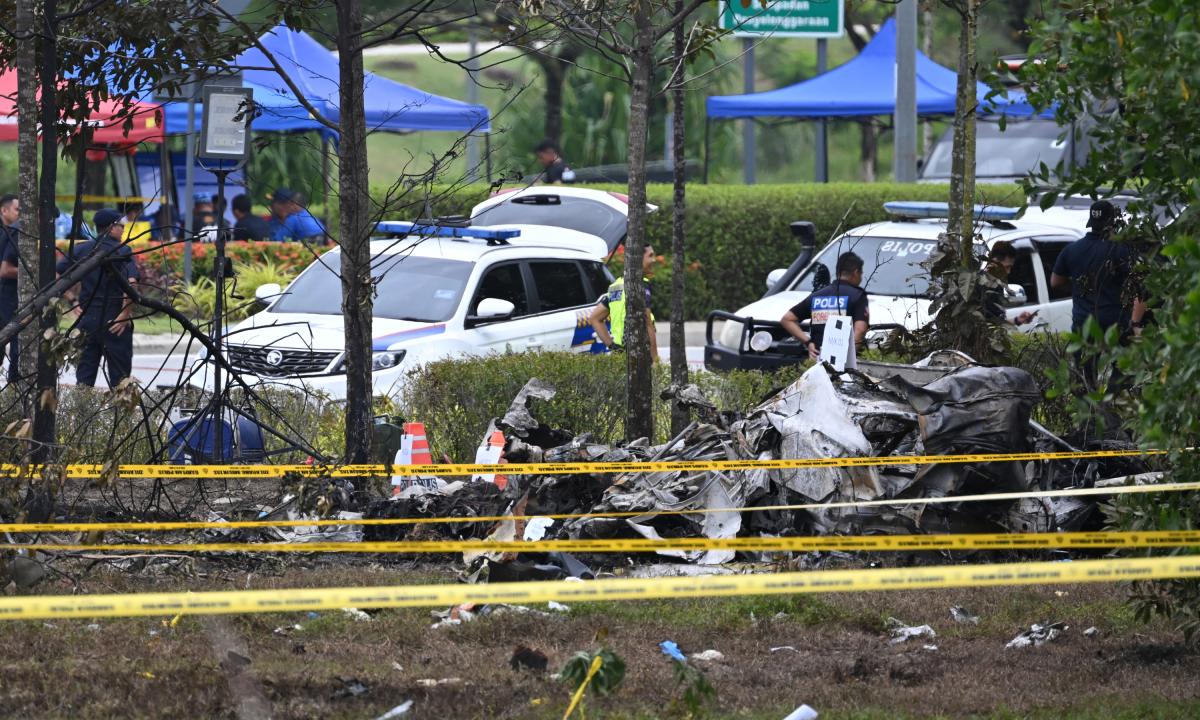 Recuperan caja negra y los cuerpos de diez fallecidos tras accidente de avión en Malasia