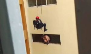 ¡Rescate de película! Bomberos salvaron a hombre que amenazó con lanzarse desde un edificio en Lara (Video)