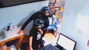 Pareja delictiva usó a un niño para extraer tres mil dólares de un negocio en Barquisimeto (VIDEO)