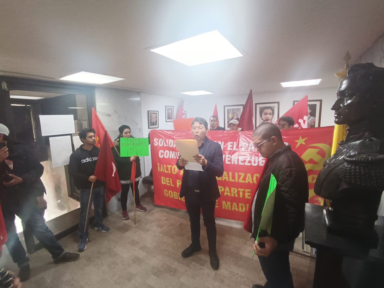 Comunistas tomaron la embajada venezolana en México en rechazo a la intervención del PCV (VIDEO)