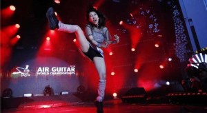 Una joven revalidó por tercera vez un curioso título mundial… el de guitarra imaginaria (VIDEO)
