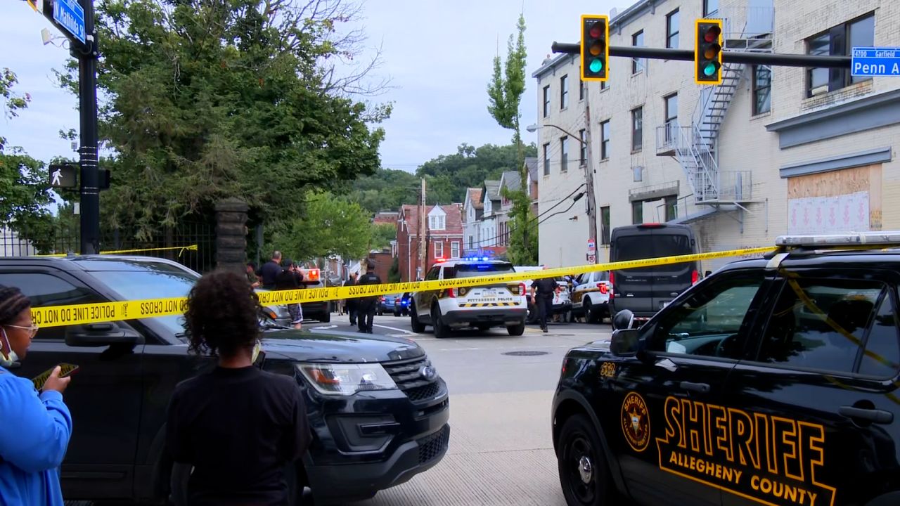 Pánico por tiroteo en Pittsburgh: “Cientos de balas” se cruzan entre oficiales y un tirador activo (VIDEOS)
