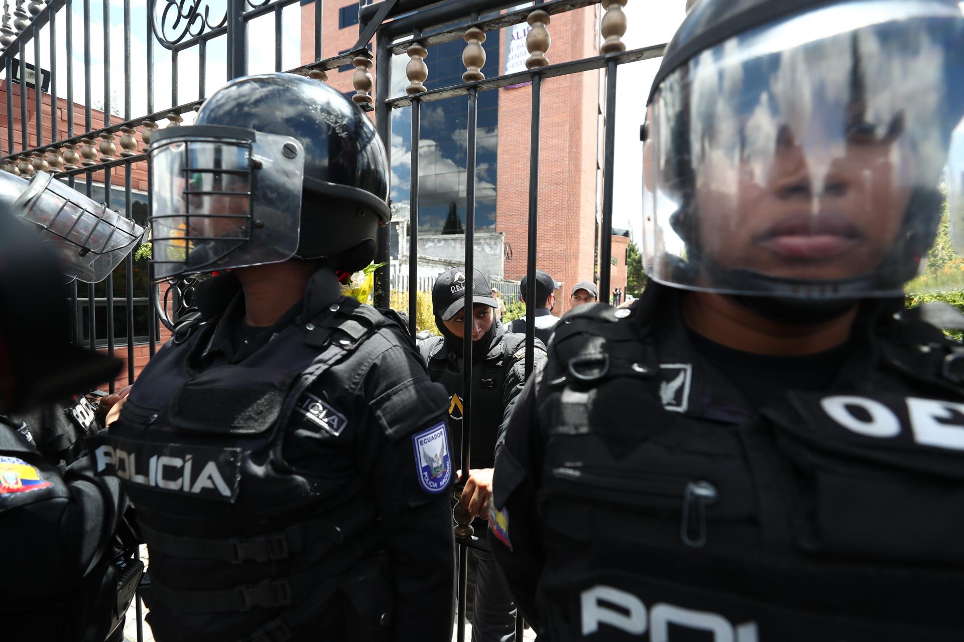 Policía de Ecuador desplegó unidades especializadas en canal secuestrado por sujetos armados