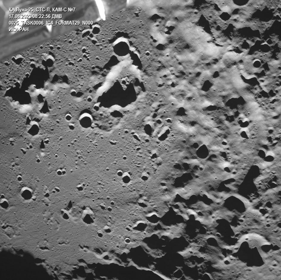 La sonda rusa Luna-25 envía fotografías de un cráter cercano al Polo Sur lunar