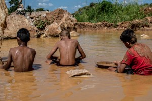“Prefiero sacar oro que ir a la escuela”, el drama de los niños mineros en Venezuela (Fotos)