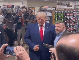 Trump aseguró en un acto de campaña que quiere comprarse una pistola (VIDEO)