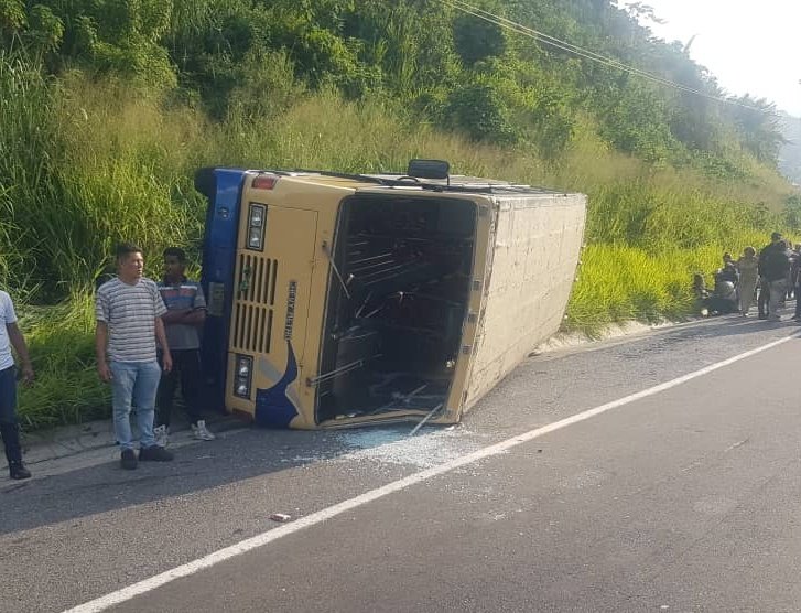 Accidente en autopista Caracas – La Guaira dejó al menos 20 lesionados (Imágenes)