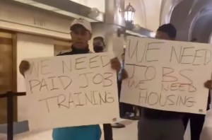 Migrantes venezolanos armaron alboroto en alcaldía de Chicago para exigir viviendas gratuitas y trabajo (VIDEO)