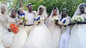 “Boda masiva” y polémica: Curandero se casó con siete mujeres y dos de ellas son hermanas