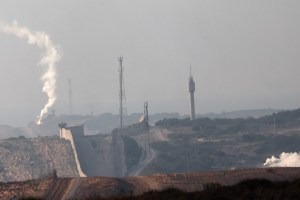 Hezbolá lanza misiles y ataques contra cinco puntos de Israel, que responde con artillería