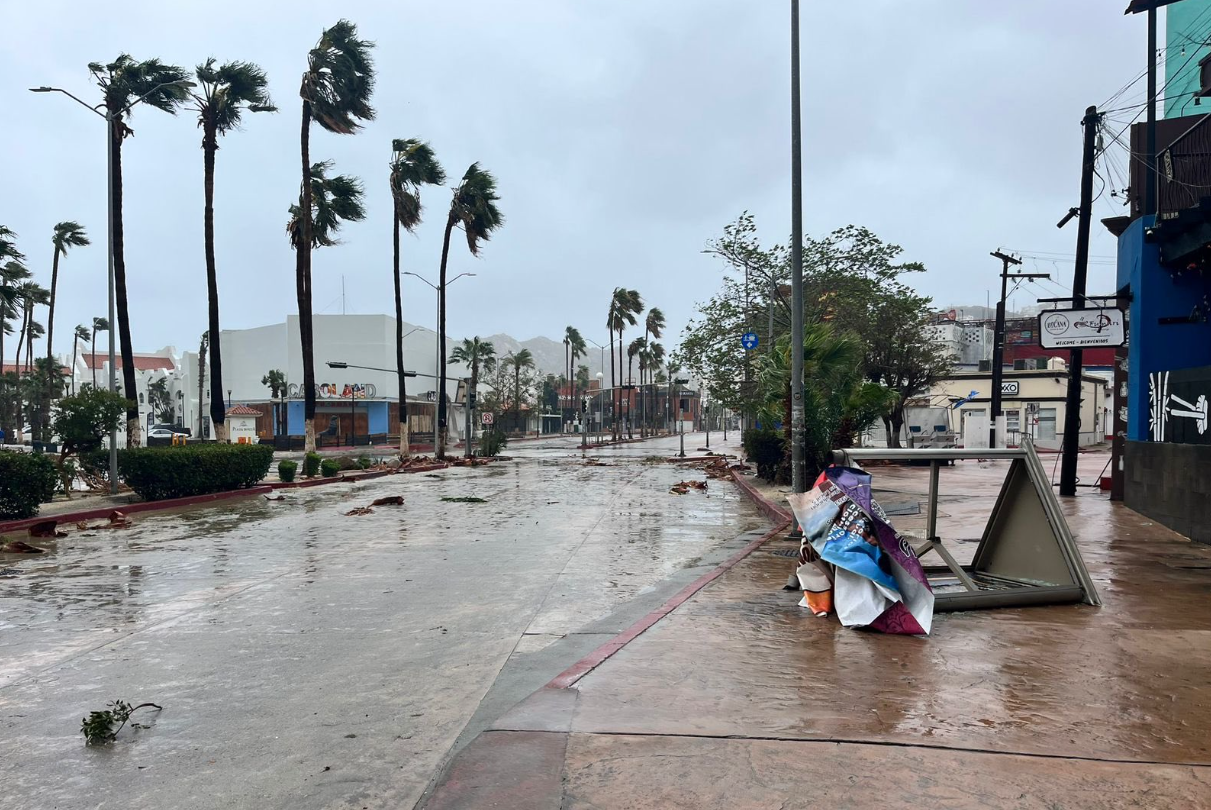 Huracán Norma tocó tierra en la península mexicana de Baja California