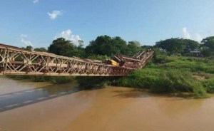 Puente provisional se desplomó en zona rural de Guárico justo cuando una gandola estaba pasando (IMÁGENES)