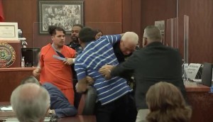 La brutal pelea que desencadenó la familia de una víctima contra un asesino en pleno tribunal de Texas (VIDEO)