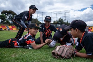 La migración venezolana hace que el béisbol florezca en Colombia