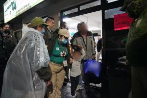 Autoridades retienen a 246 migrantes que estaban en la vía pública en Ciudad de México