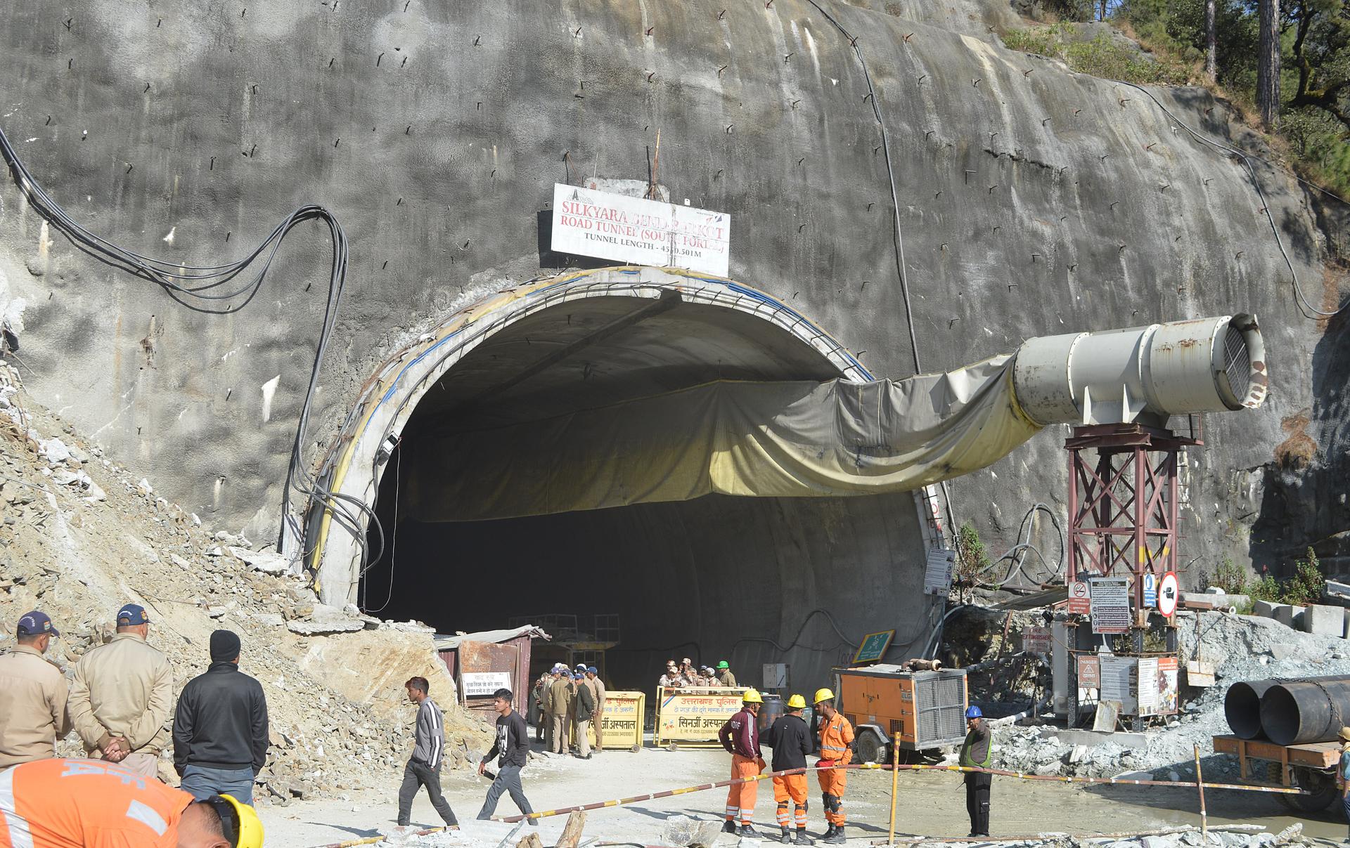 Nueva maquinaria para rescatar a obreros atrapados más de 100 horas en un túnel en India