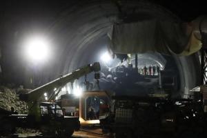 Rescatistas completan la vía de escape para los 41 obreros atrapados en un túnel en India