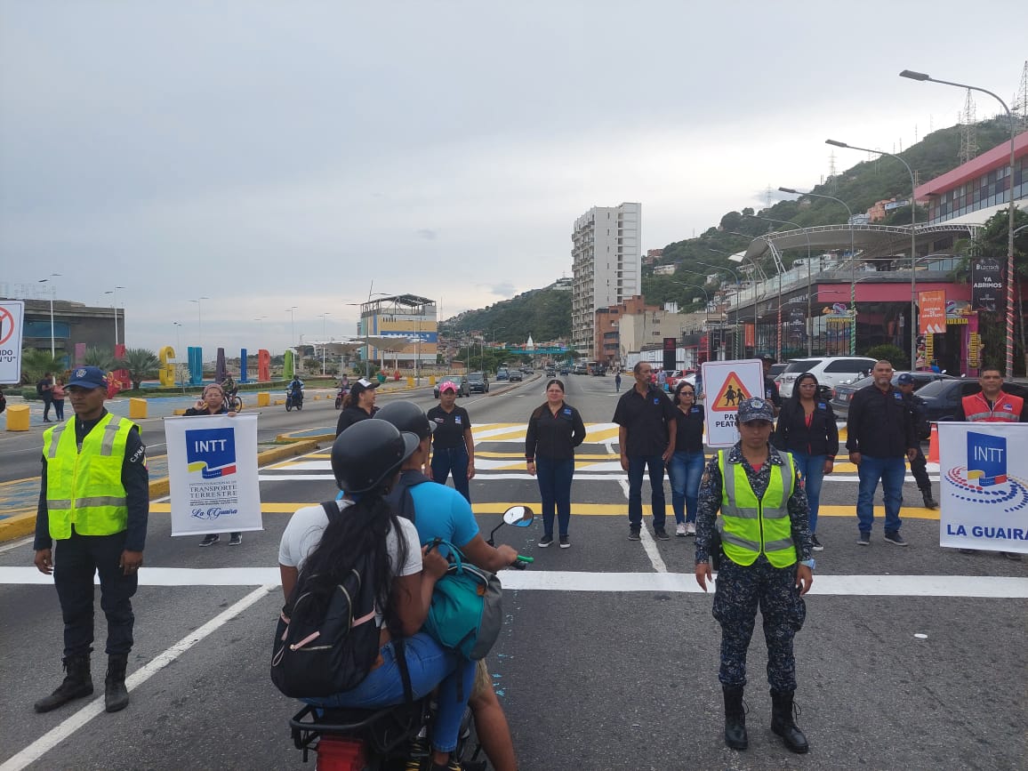 EN FOTOS: Intt y PNB entorpecen el tránsito en La Guaira con una “campaña de educación vial” este #1Nov